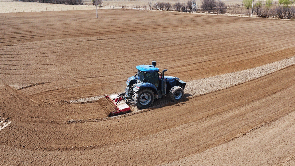 雷沃动力换挡拖拉机助力开启“草原追春”加速度