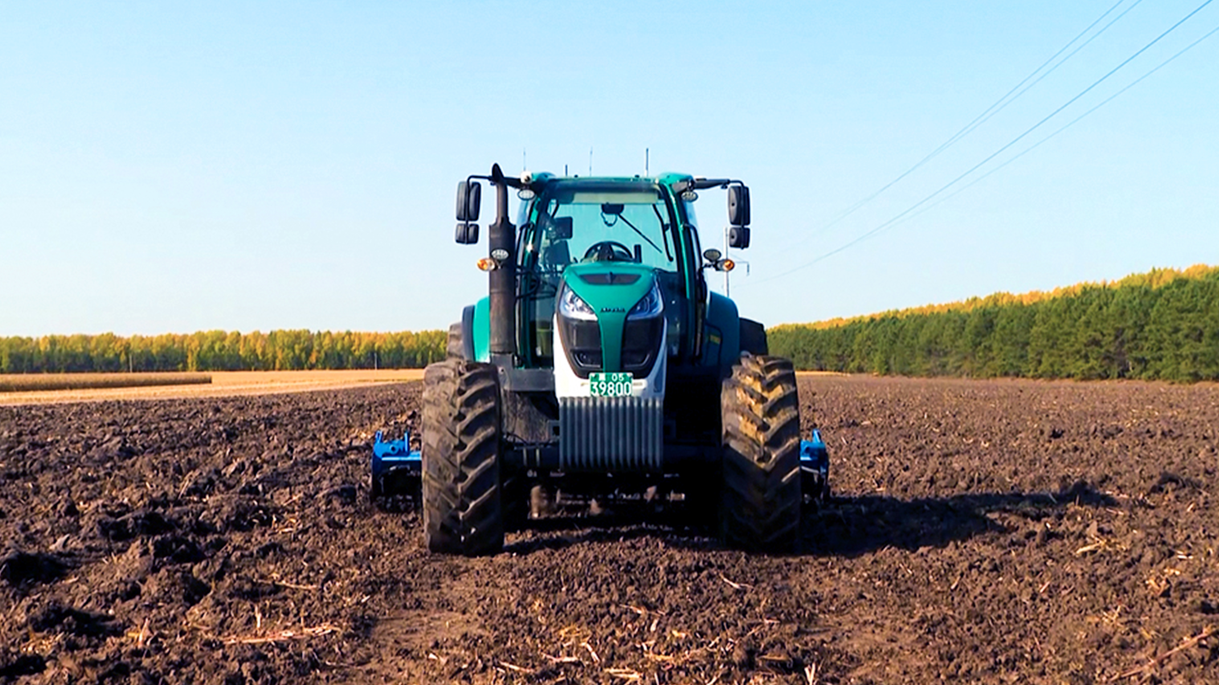 雷沃P7000CVT智能拖拉机正在田间地头作业