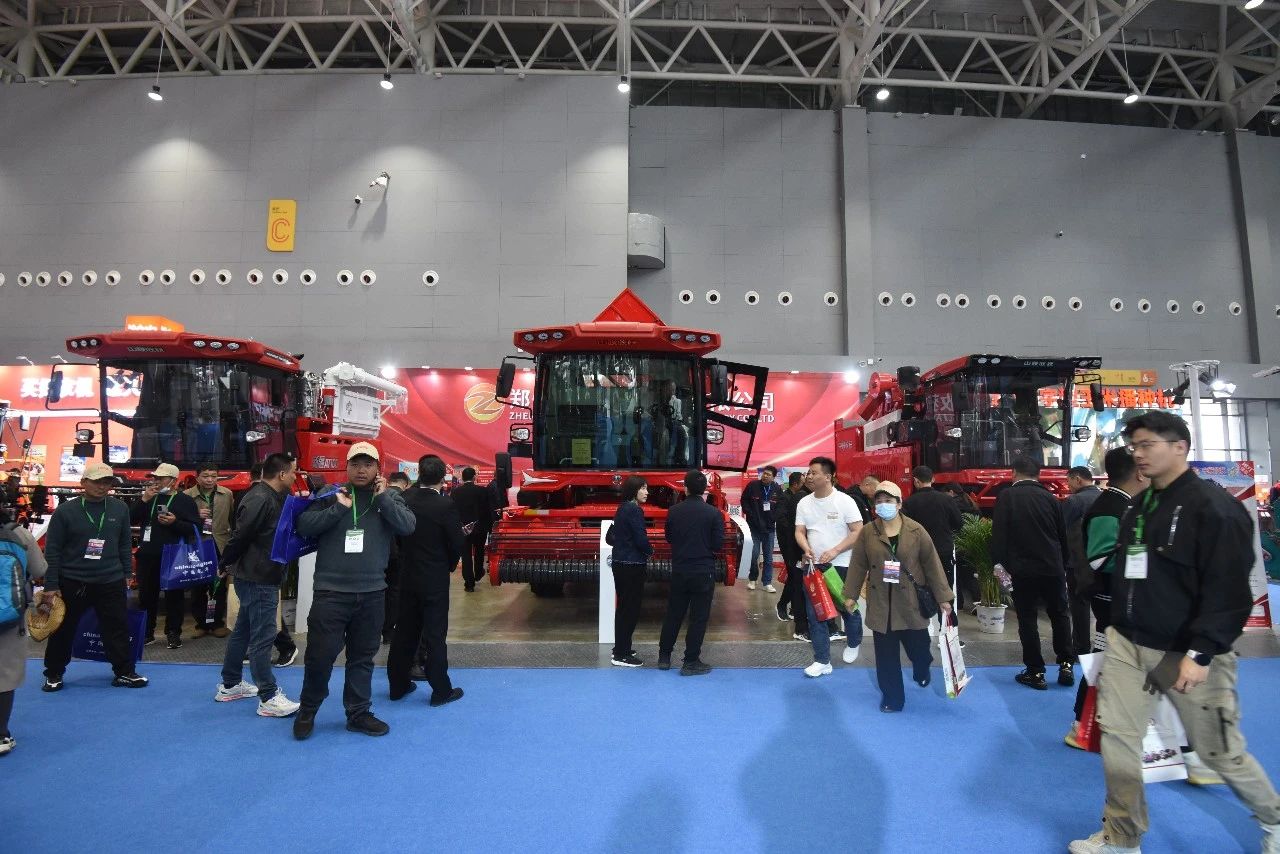 场面一度火爆！众多用户现场签单，中联收获这次在全国农机展又双叒叕火了！