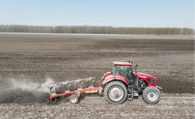 农机装备助力春耕智能高效，微生物菌肥改善土壤微生态立竿见影