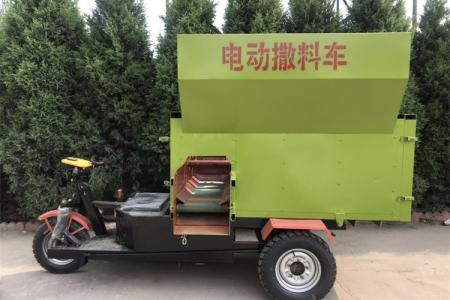 养牛场青贮抛草机  大容量自走式撒料车