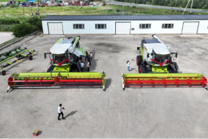 黑龙江首台CLAAS 8700TT联合收割机在名山农场落户，引领威武“87”新时尚