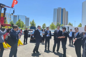 钵施然携四款产品出征中乌商品展，自治区领导莅临展位视察指导