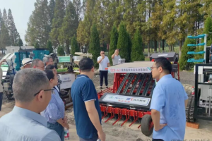 省力科技基质块苗全自动移栽机亮相江苏农机化“两大行动”现场推进会
