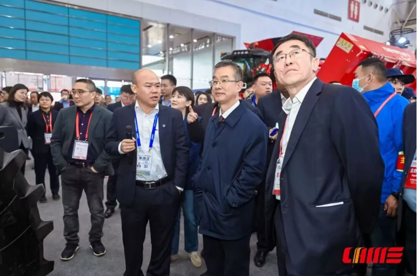 一台高效的混动拖拉机背后，是柳工给农业的未来答案