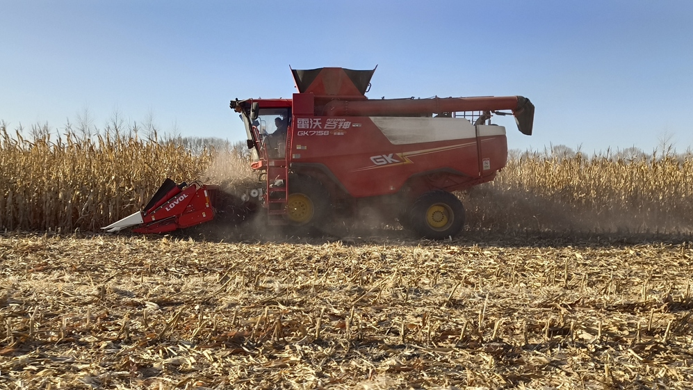 1新款大喂入量收获机械在黑龙江进行极寒性能测试.jpg
