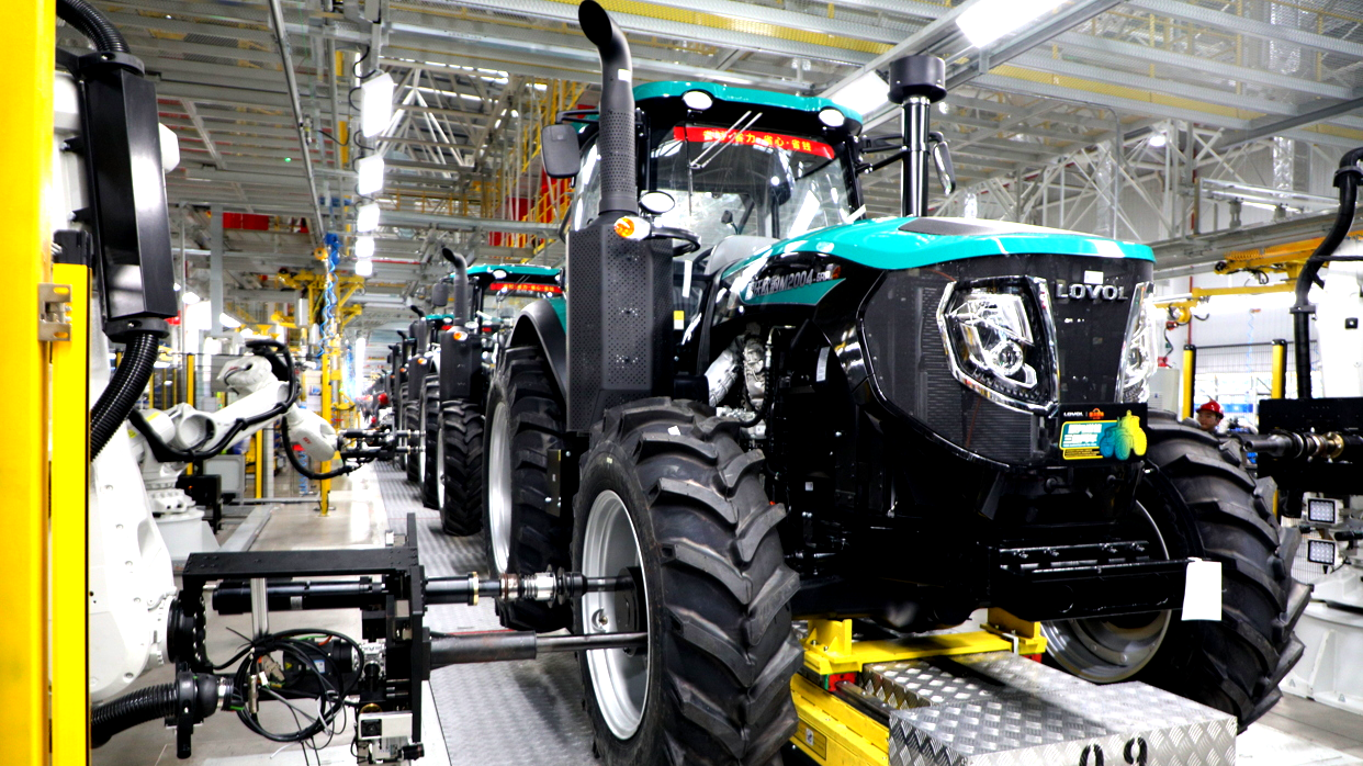 4拖拉机生产车间.jpg