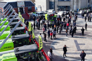 近千名机手现场品鉴！中联重科农机产品品鉴会现“组团下单”热潮