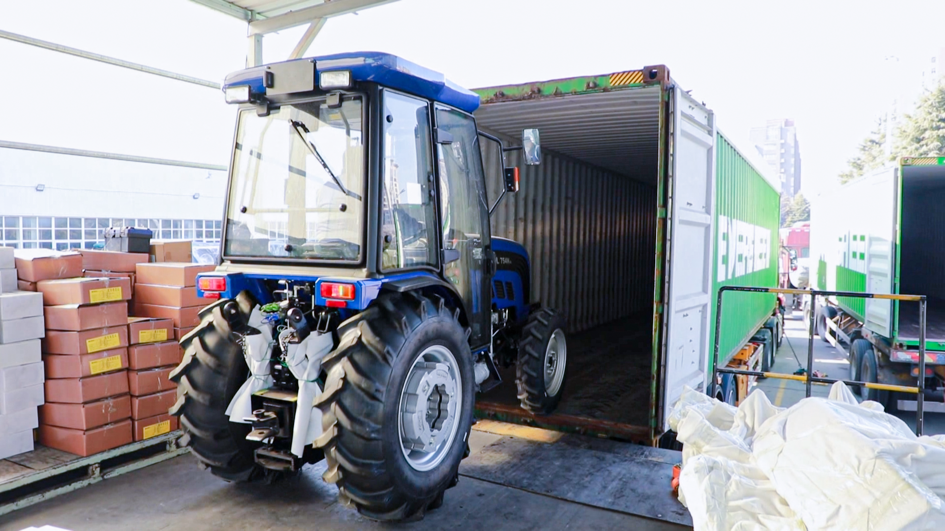 2智能农机发运现场