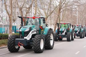 春耕看“新”   雷沃CVT智能拖拉机集中交付