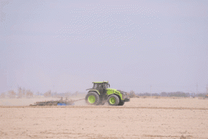 国产高端农机加速突破！中联重科DV4104混动拖拉机进入新疆熟化项目田间验证阶段