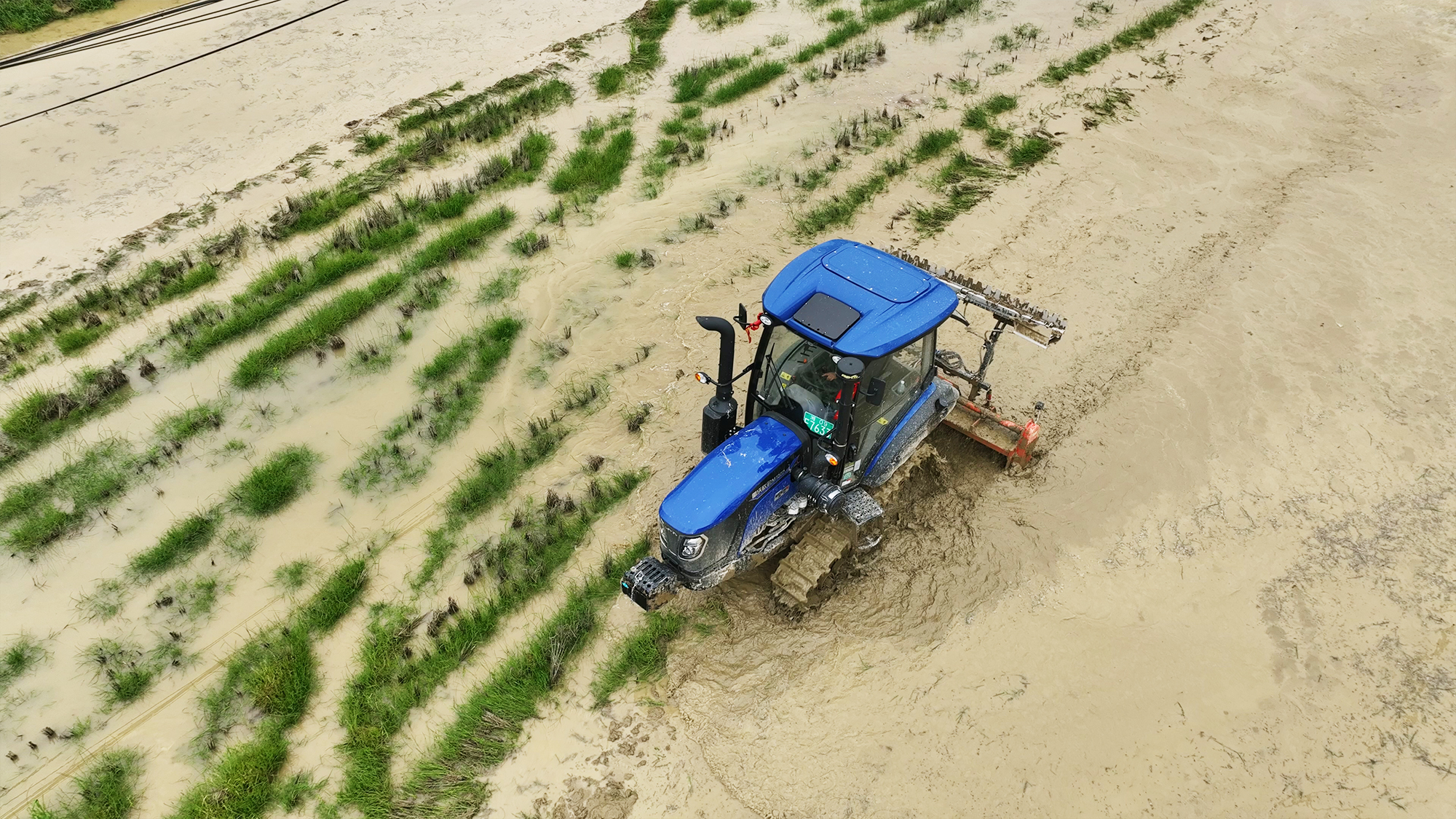 1.雷沃履带式拖拉机田间作业 1.雷沃履带式拖拉机田间作业