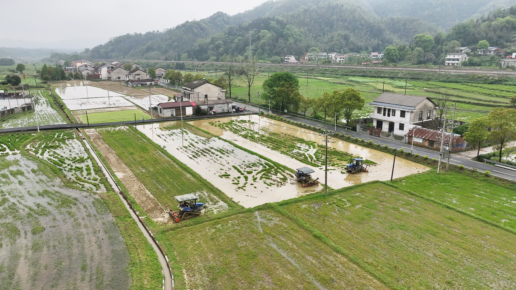 2.雷沃履带式拖拉机田间作业 2.雷沃履带式拖拉机田间作业