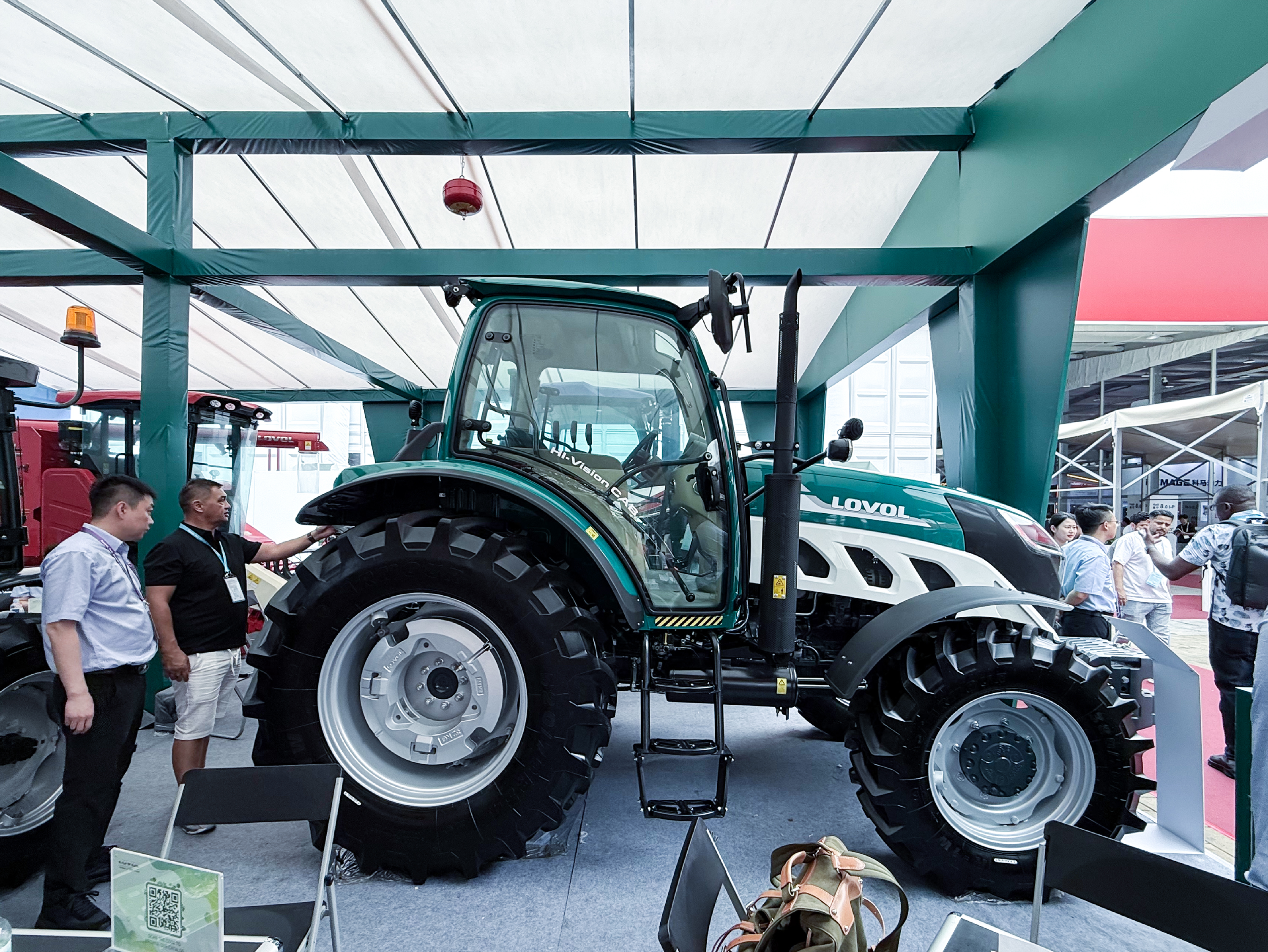 4拖拉机展区.jpg