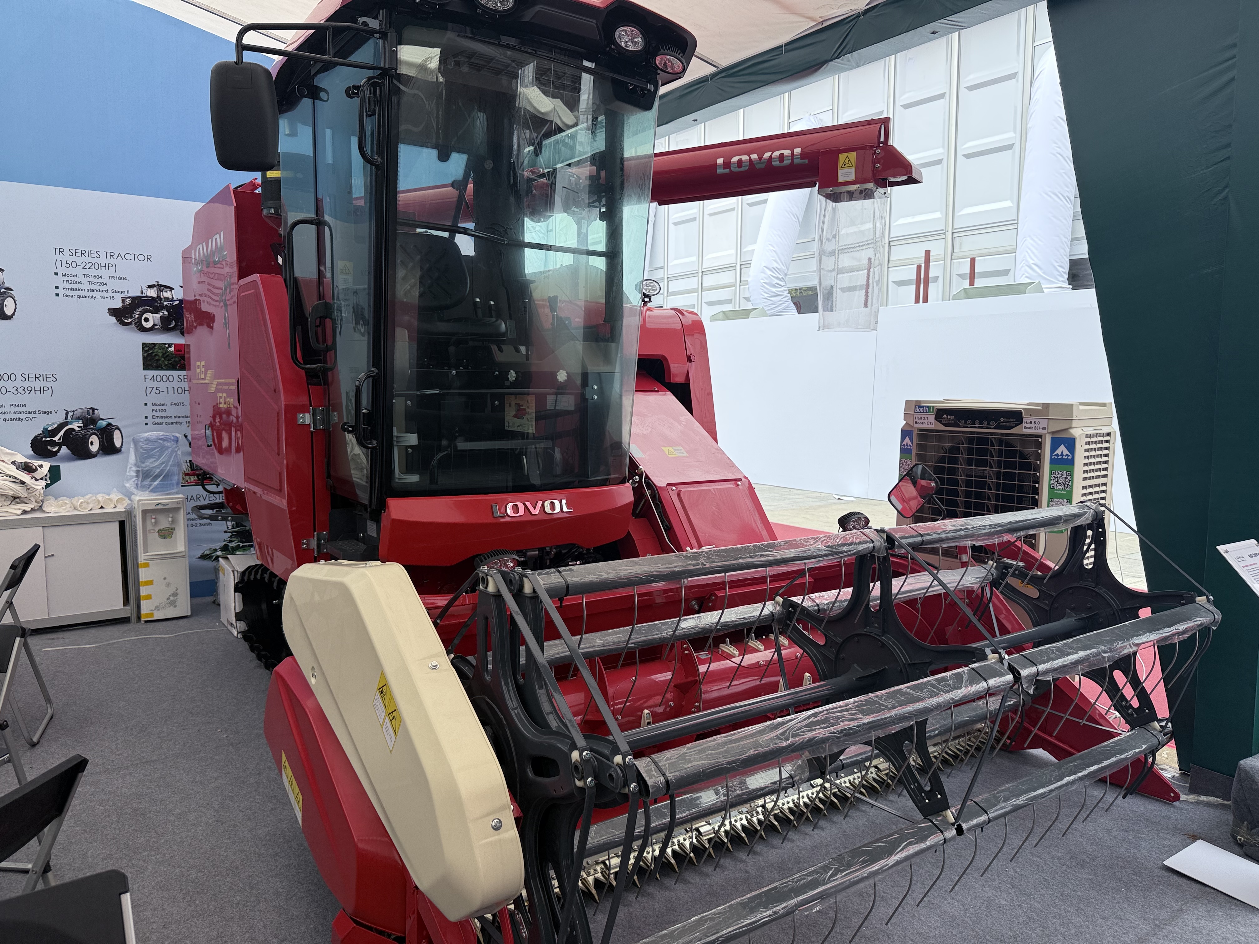 5收获机械展区.JPG