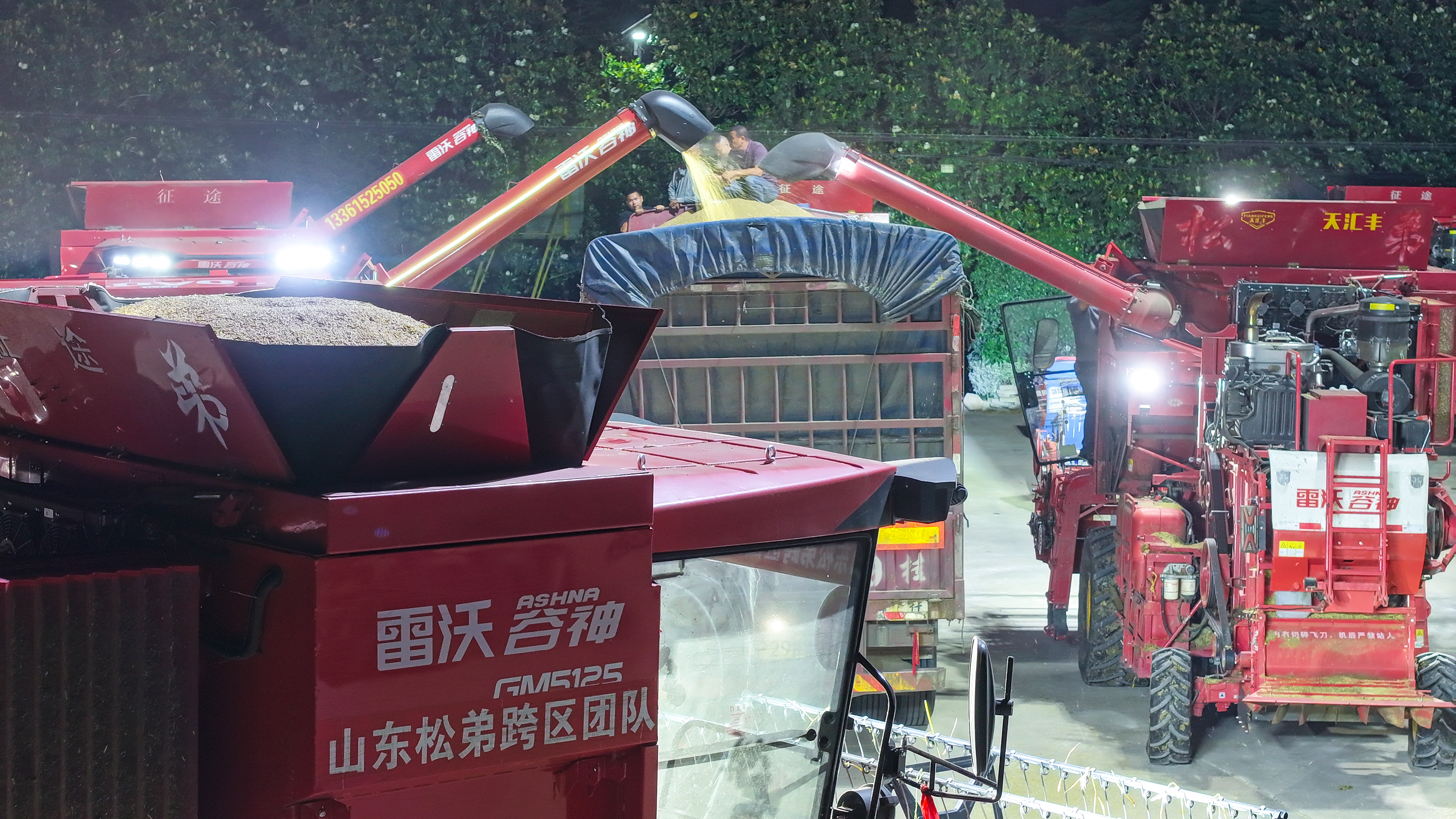 7.2.山东松弟跨区机收队作业.JPG