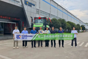 柳工LT3504-CE混合动力拖拉机广西首台套交付仪式