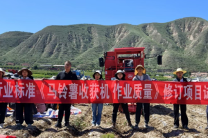 中农机美诺履带式马铃薯收获机亮相甘肃演示会