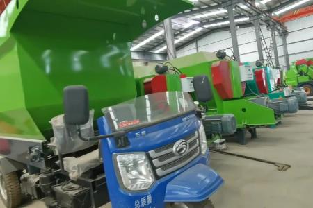 牛羊饲料撒料车#饲料搅拌机#畜牧养殖设备