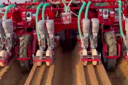 大顺四垄八行气吸胡萝卜播种机