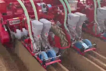 大顺四垄八行气吸胡萝卜播种机