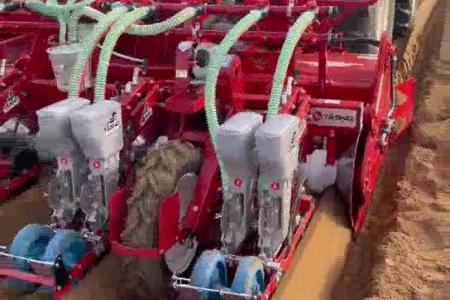 大顺四垄八行气吸胡萝卜播种机