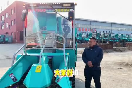 废铁26款两行玉米收割机，田地里的“小坦克”